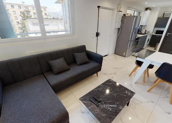 Belle Calme Au 4e Etage Sans Ascenseur גרנובל